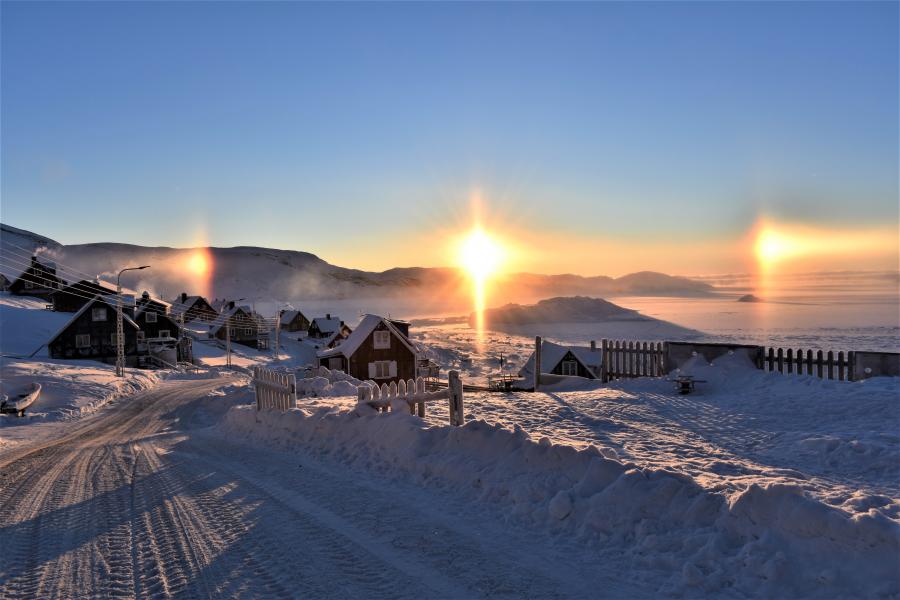 Halo around the sun, as if there where 3 suns. The sun has just returned after 2 months, Upernavik 12. februar 2019