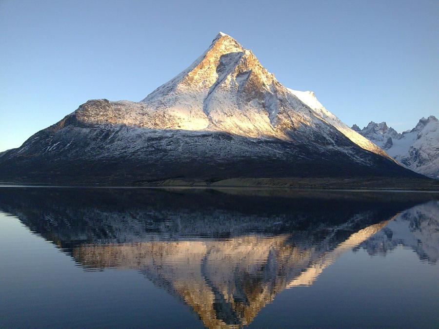 Qaqqaq pyramidetut ilusilik. Nanortallip eqqaa, novembarip 13-at 2008