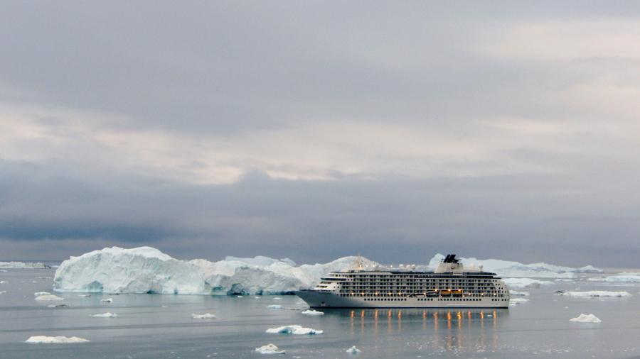Big ship bigger icebergs, Ilulissat 2010