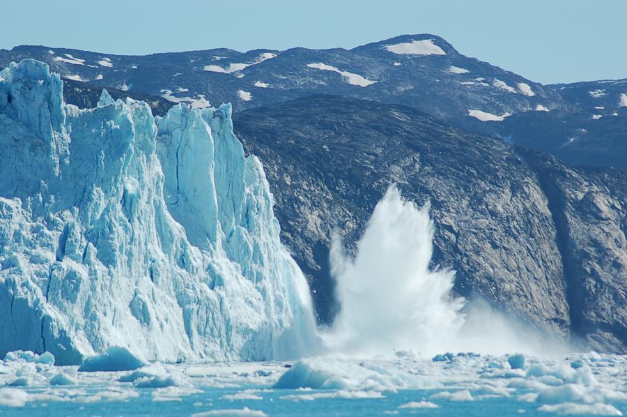 Gletcher kælver ved Uummannaq, Nordgrønland