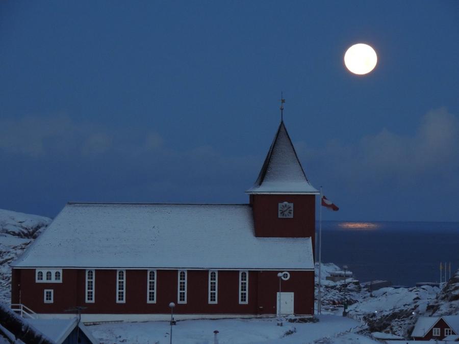 Sisimiut´s smukke kirke i måneskin