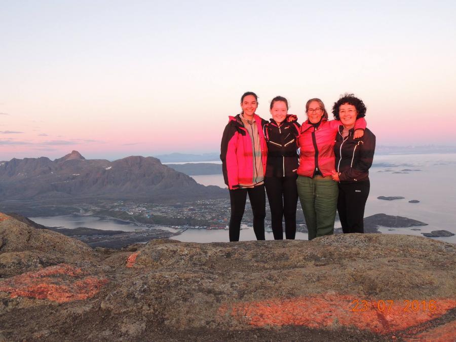 4 smukke kvinder på toppen af Præstefjeldet i Sisimiut for at se den smukke midnatssol