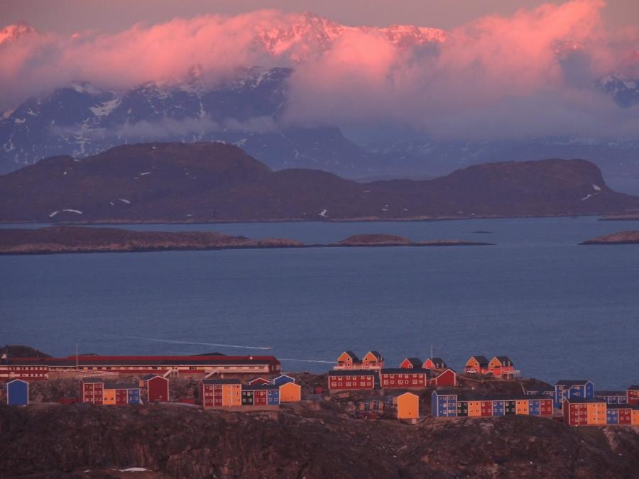 Midnatssolen lyste smukt over byen Sisimiut