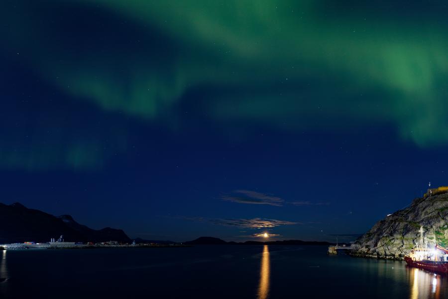 Måne og nordlys over Nuuk 300820