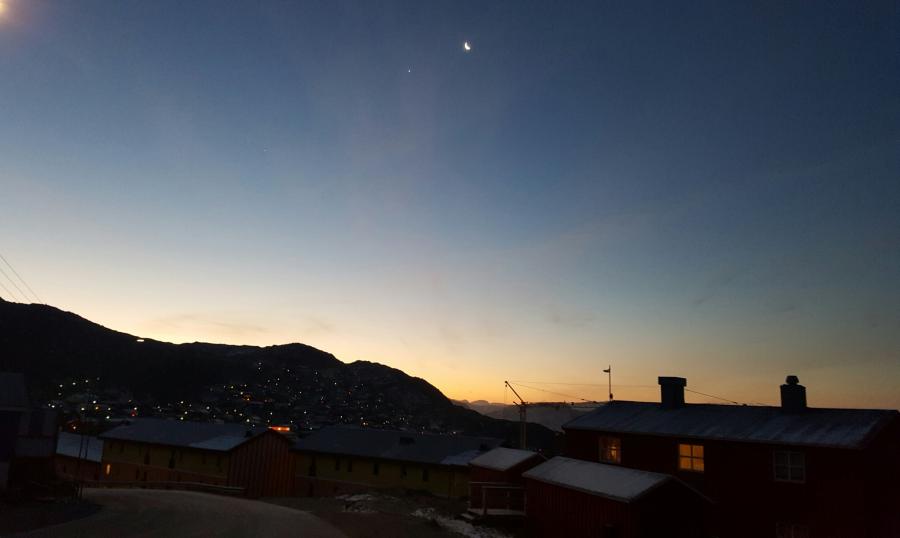 Ullaakkut sulertulerlunga' qaamat ulloriarlu' Sequnerlu nuiartotoq