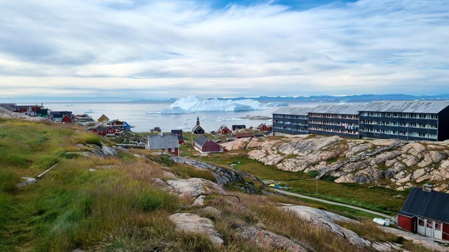 Juuliap qaqqaaniik isikkivia kusangilerlungu assilisara. Ilulissat, aggustip 24-at 2022