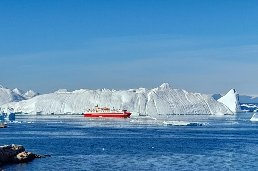 Umiarsuaq iluliarsuup saavani angeruttorluni soorlu mikisuaraq. Ilulissat, aggustip 28-at 2022