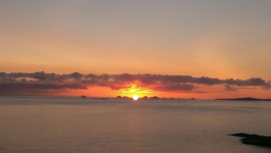 Solnedgang, ligner lidt Grønlands flag.