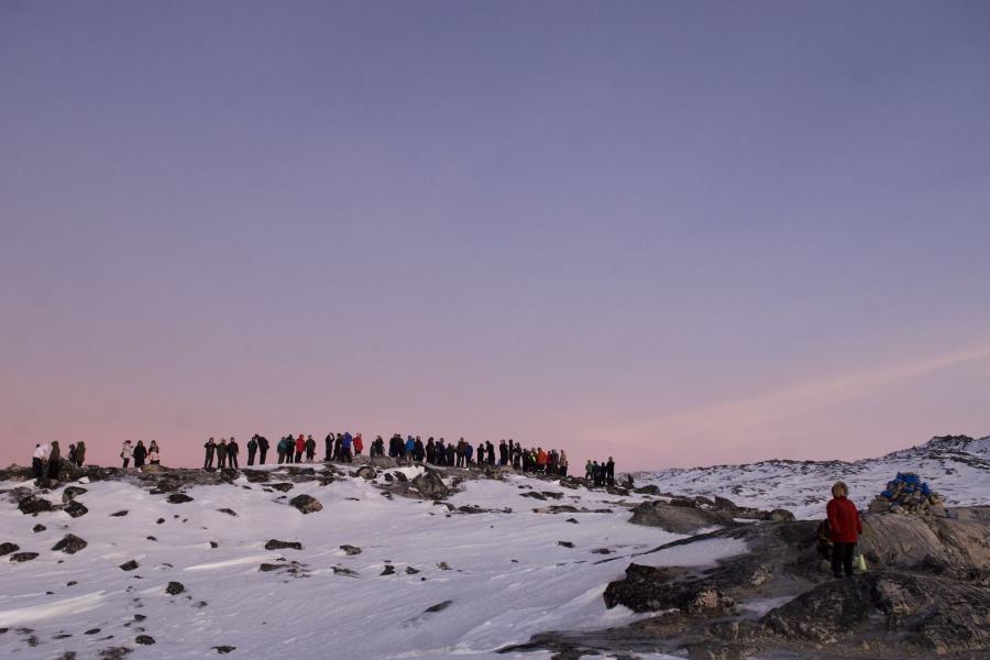 Seqinniarfik/Holms Bakke, folk spejder efter den første sol. 13. januar 2016