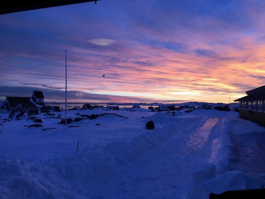 Ulloq ualilluinnalerluni, kitaani seqernup tarrinnerata qaamarnga kusanaqisoq.