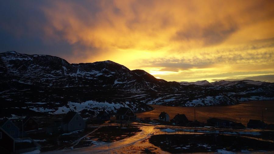 Solen hilser farvel med sine sidste stråler. Den kommer frem igen den 17. januar, Qasigiannguit 28. november 2017