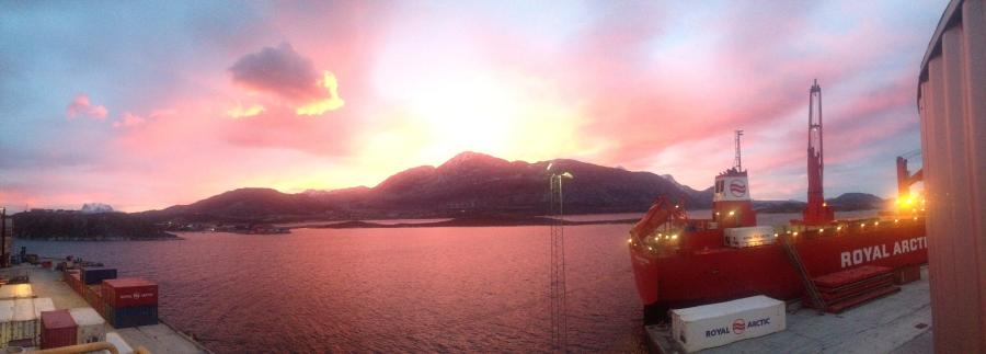 Solopgang over Nuuk havn