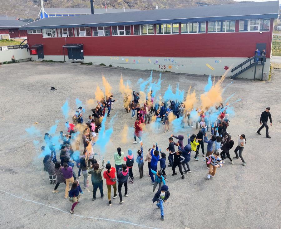 Meeqqat ulluat, color run. Narsap atuarfia, juunip 1-at 2022
