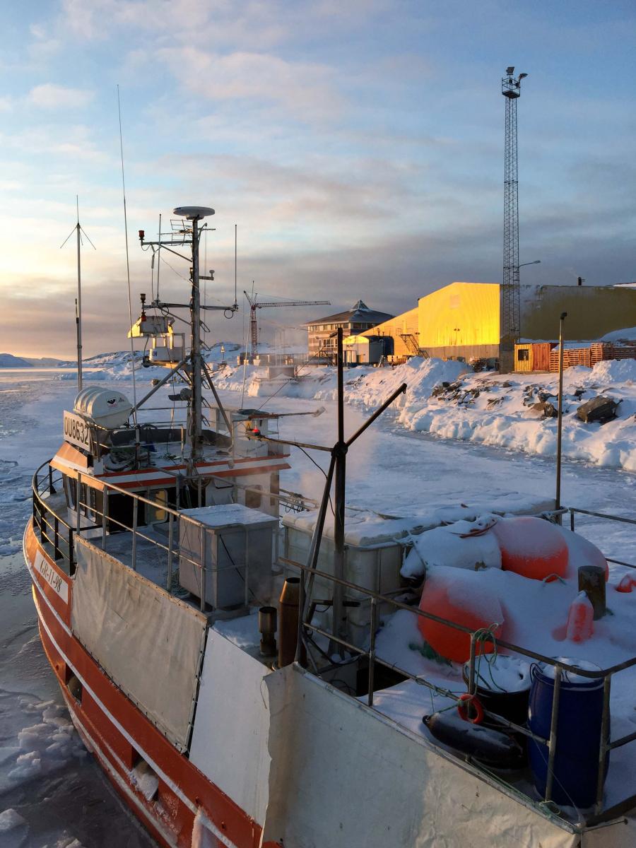 Trawler ved kaj i Qasigiannguit havn