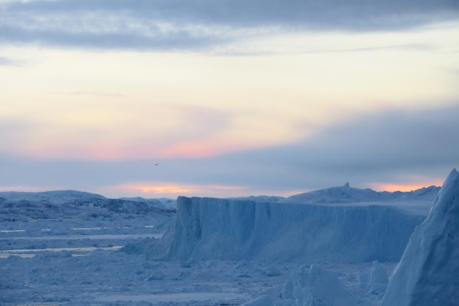 Sermermiunit isikkivik qalipaatigilluni kusanavippoq. Ilulissat, decembarip 6-at 2020