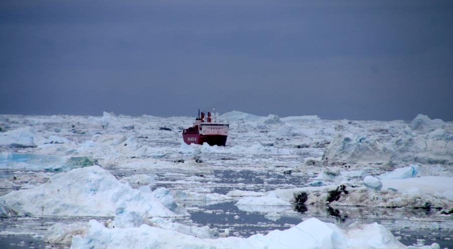 Umiarsuaq pajuttoq tikikkiartuaaq ,sikut anisimaqisut aqqutigalugit. Ilulissat, septembarip 17-iat 2020