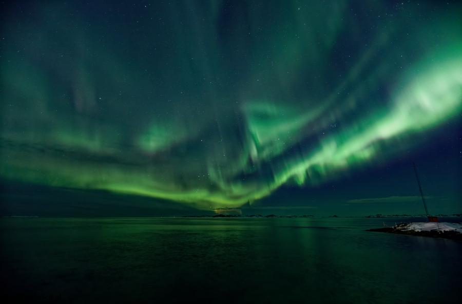Nordlys over Nuuk fjord den 050321 2330