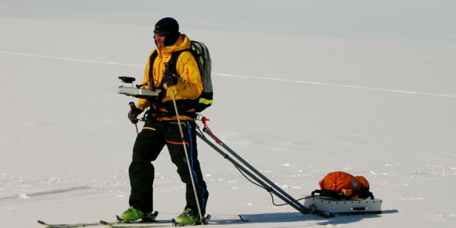 Forskere på ski trak radaren rundt over området i sommeren 2017. Foto: William Colgan, GEUS